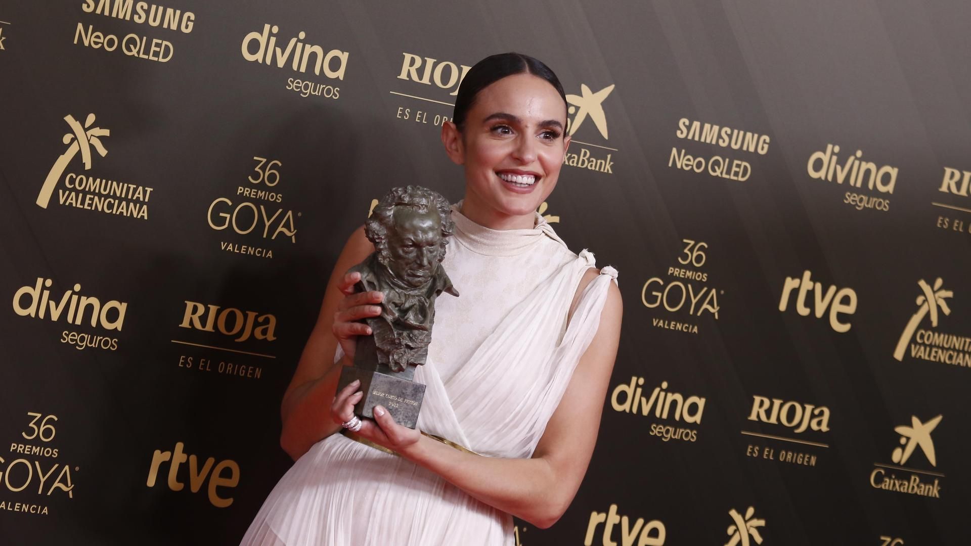 Verónica Echegui con la Edición XXXVI de los Premio Goya