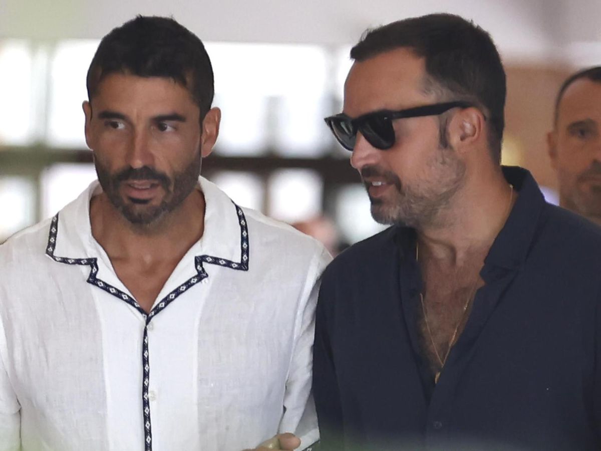 Primeras imágenes de Álex García, expareja de Verónica Echegui, en el tanatorio