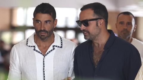 Primeras imágenes de Álex García, expareja de Verónica Echegui, en el  tanatorio