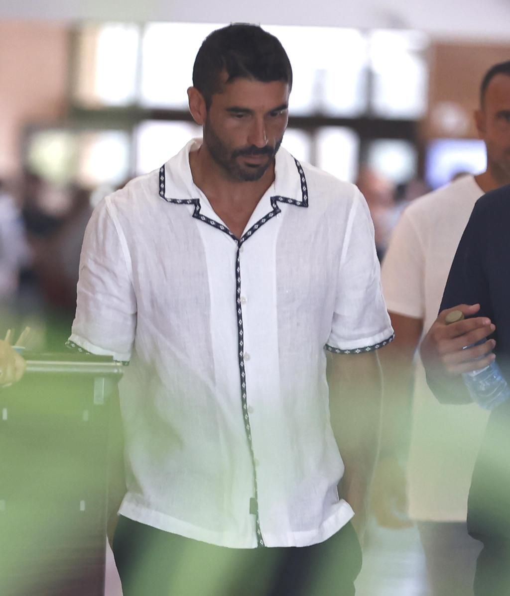Primeras imágenes de Álex García, exnovio de Verónica Echegui, en el último  adiós a la actriz