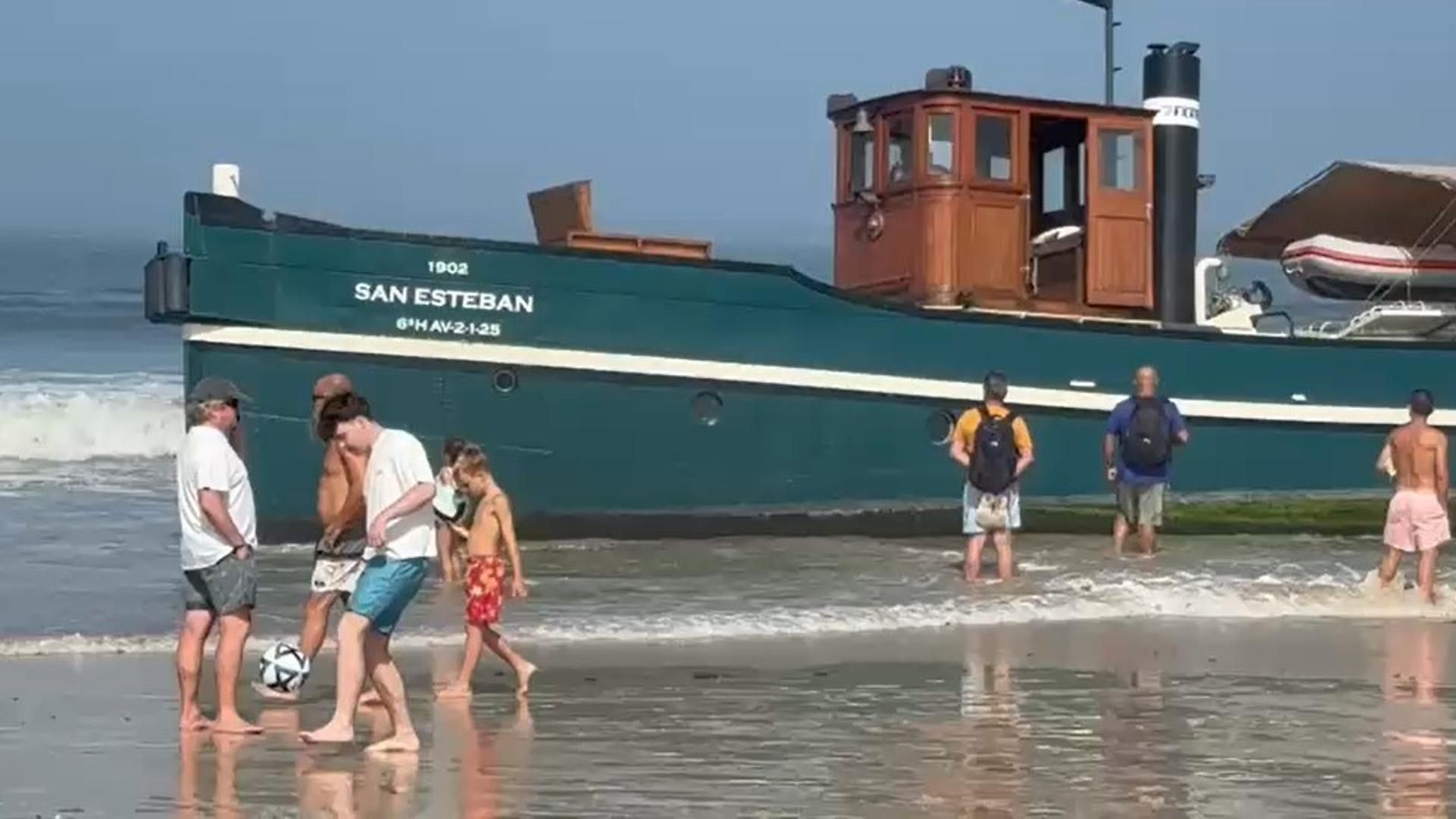 Aparece un barco varado en medio de playa America, en Nigrán