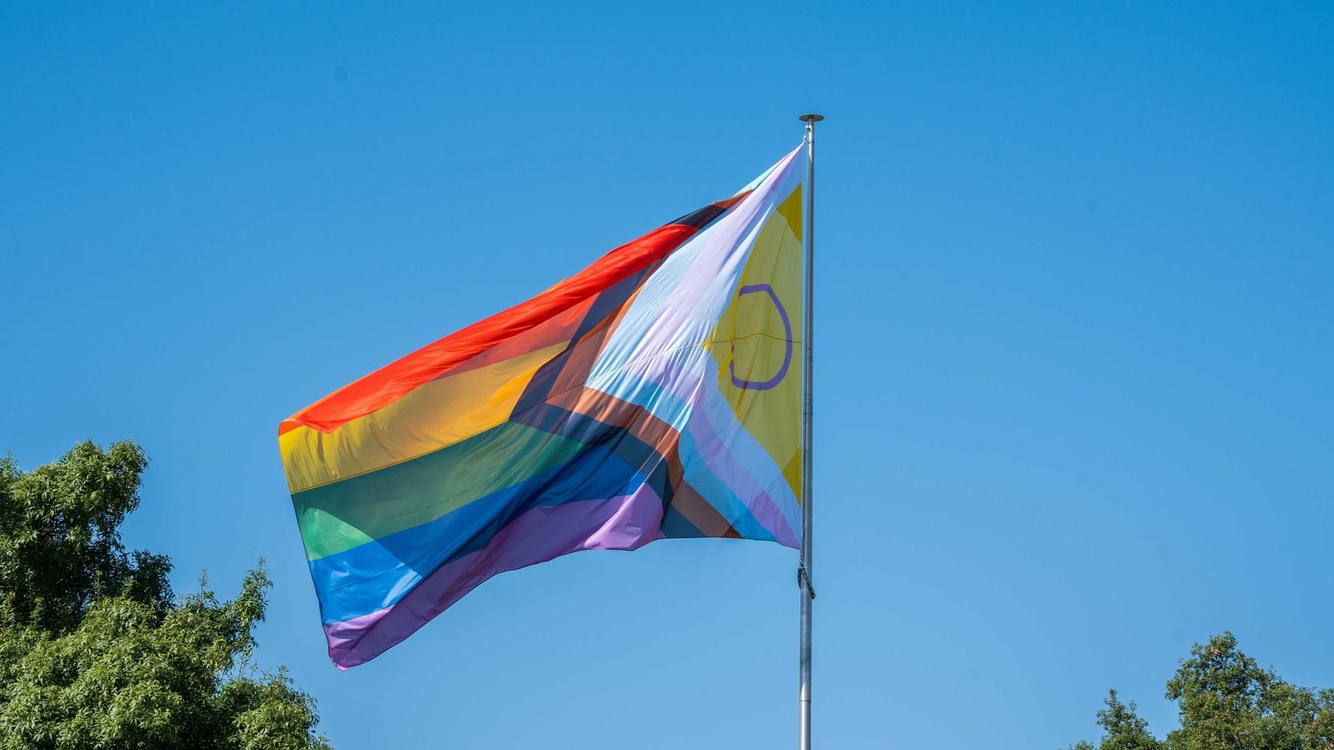 Archivo - Bandera LGTBI en Mérida