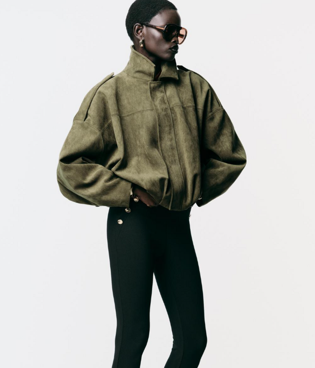 Cazadora efecto ante Zara