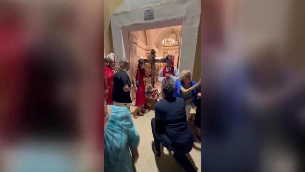 El alcalde Almudaina, Alicante, le pide matrimonio a su novia al final de una procesión y delante de todo pueblo