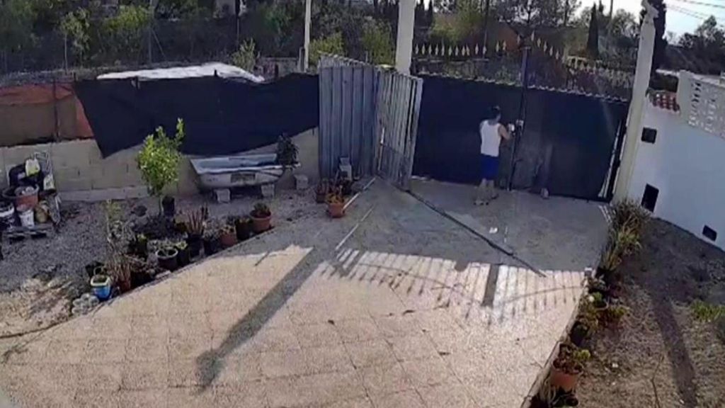 El miedo de la víctima antes de morir atropellado en Alicante: salió con el móvil, discutió con su vecino y fue arrollado contra una puerta