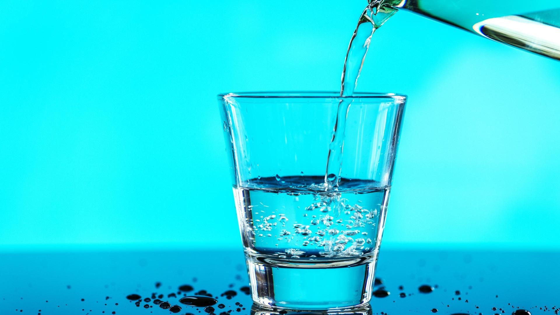 Falsos mitos y consejos sobre cómo hidratarnos correctamente ante las altas temperaturas: "El agua vence a todo"