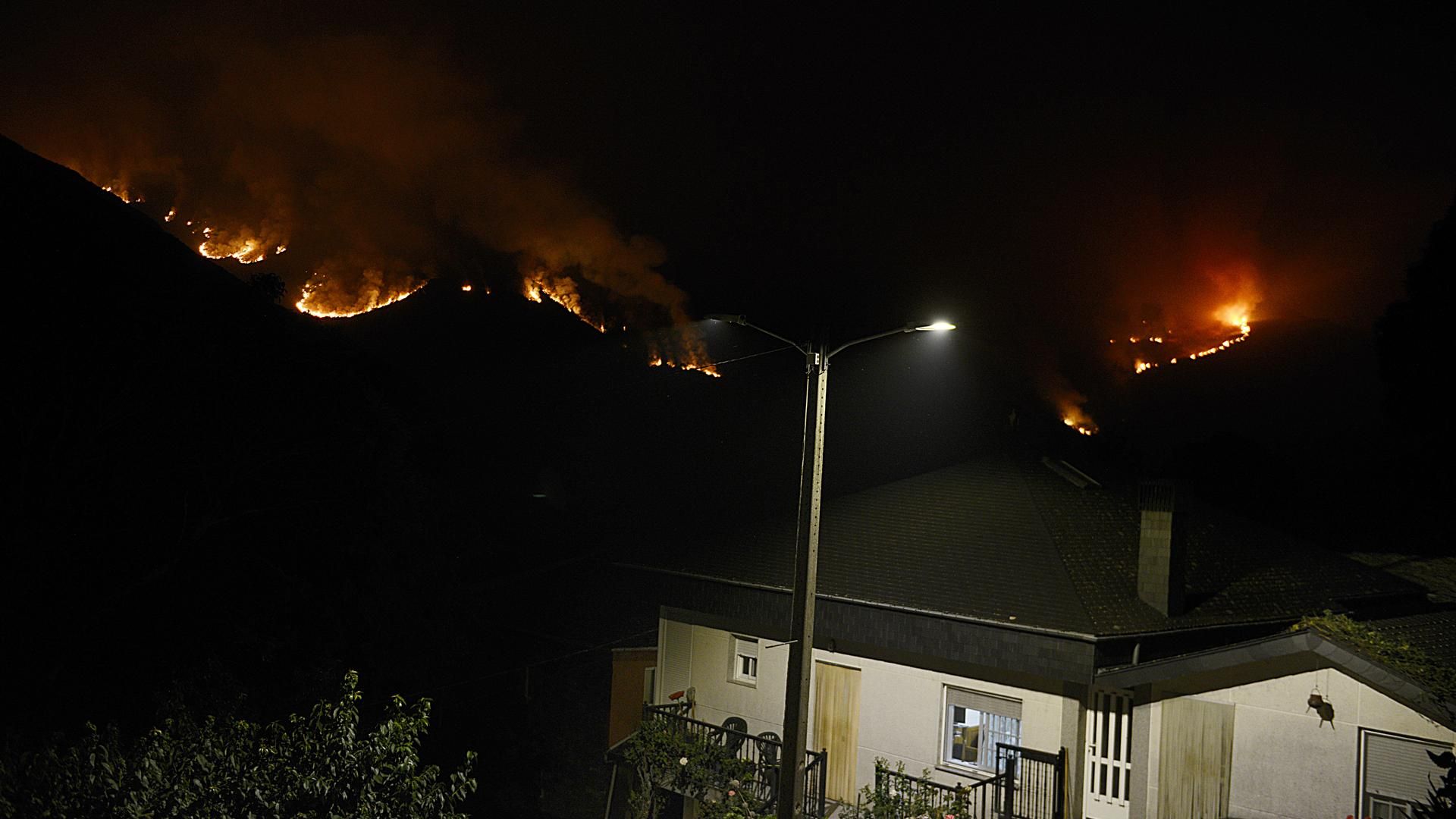 Frente de fuego procedente del parque natural del Invernadeiro, visto desde el pueblo de San Mamede (Vilariño de Conso)