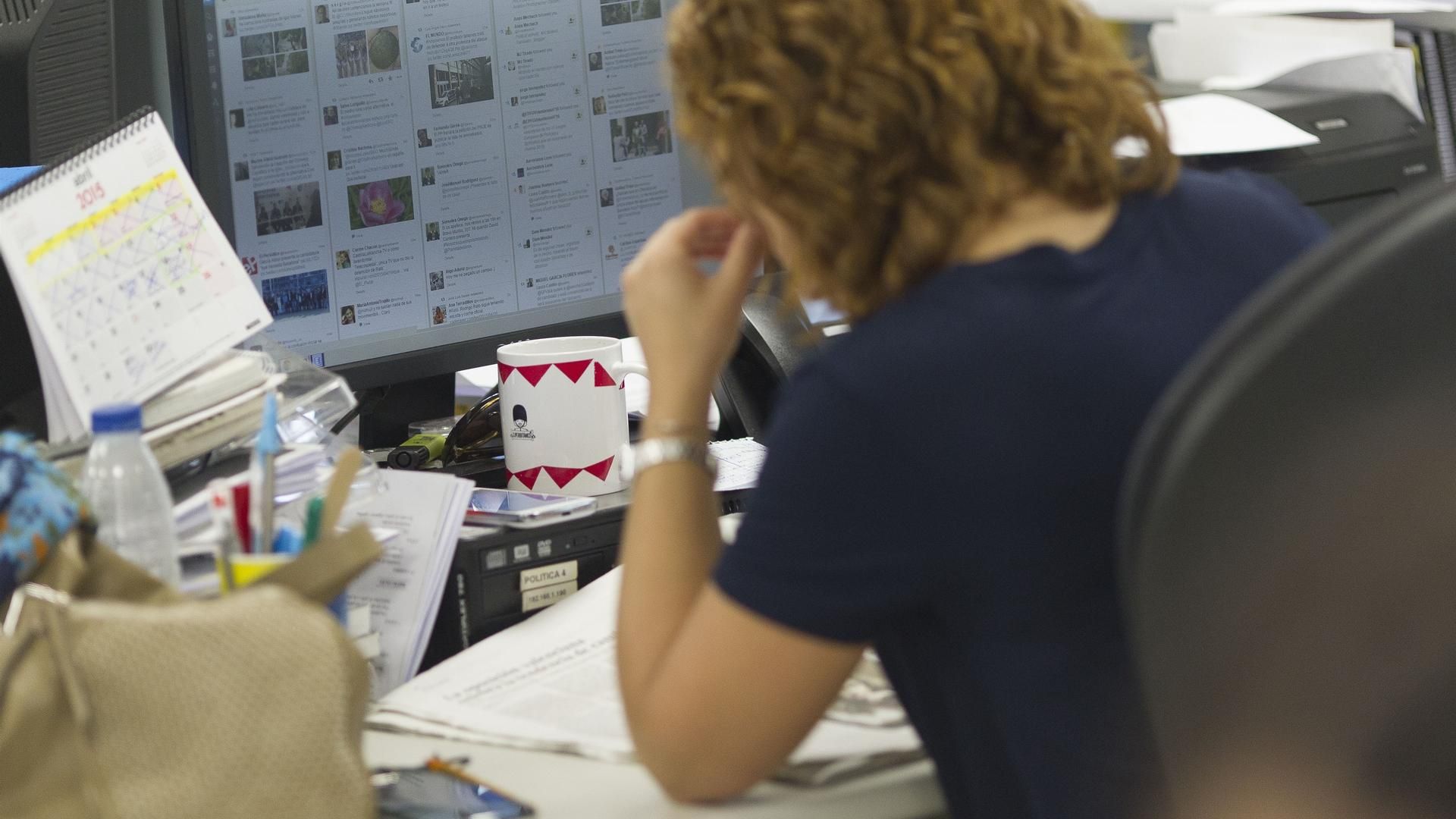 Imagen de archivo de una trabajadora en su oficina