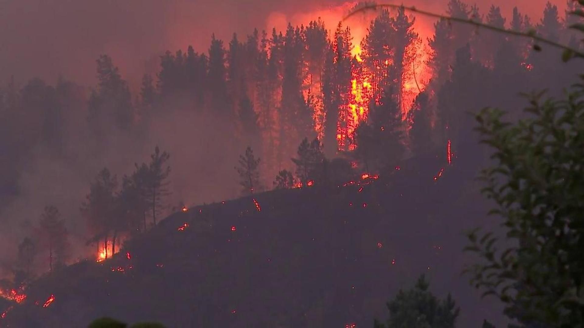 Mejora la situación en Ourense pero empeora en Lugo, con un nuevo fuego en A Fonsagrada
