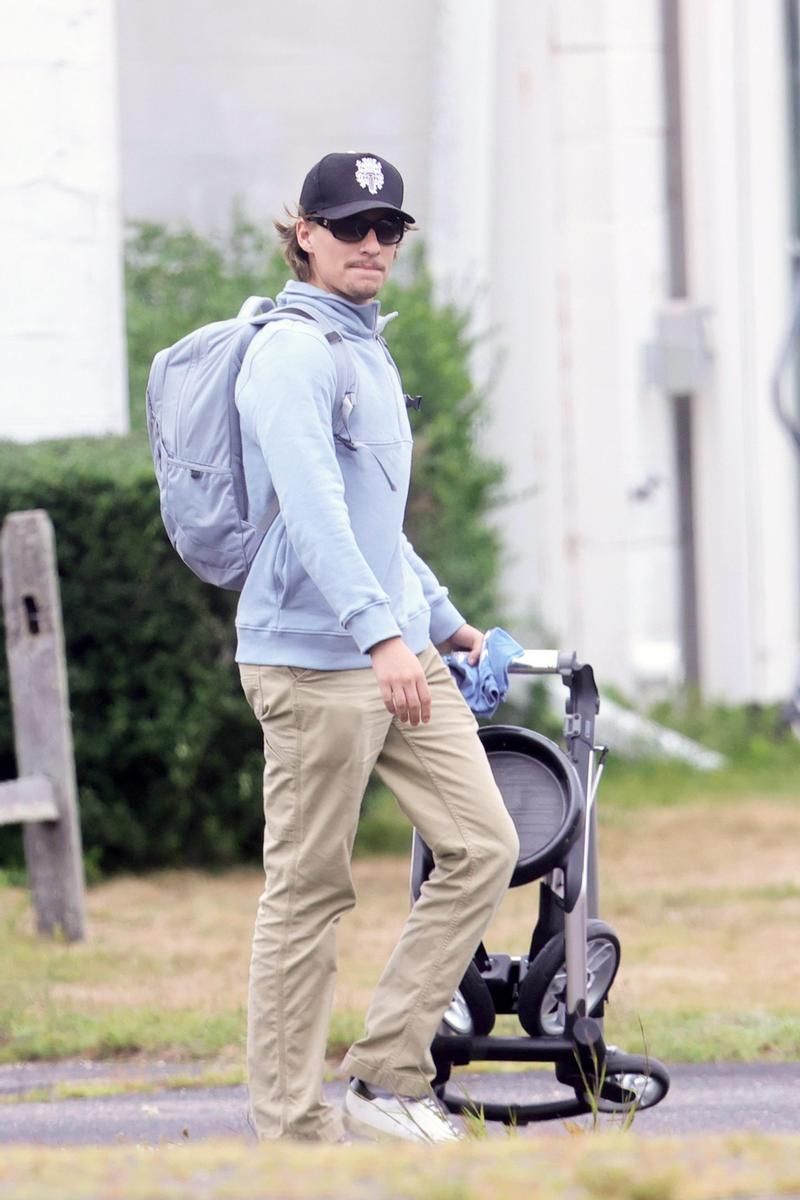 Jake Bongiovi con el carrito de bebé
