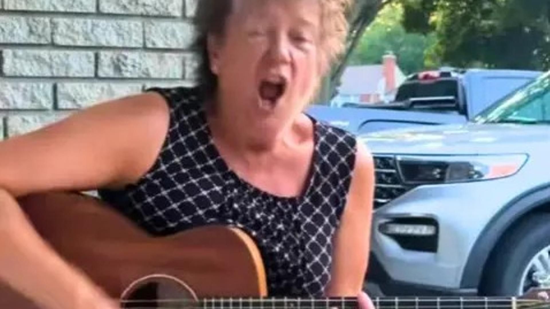 La abuela rockera que conquista las redes desde el porche de su casa