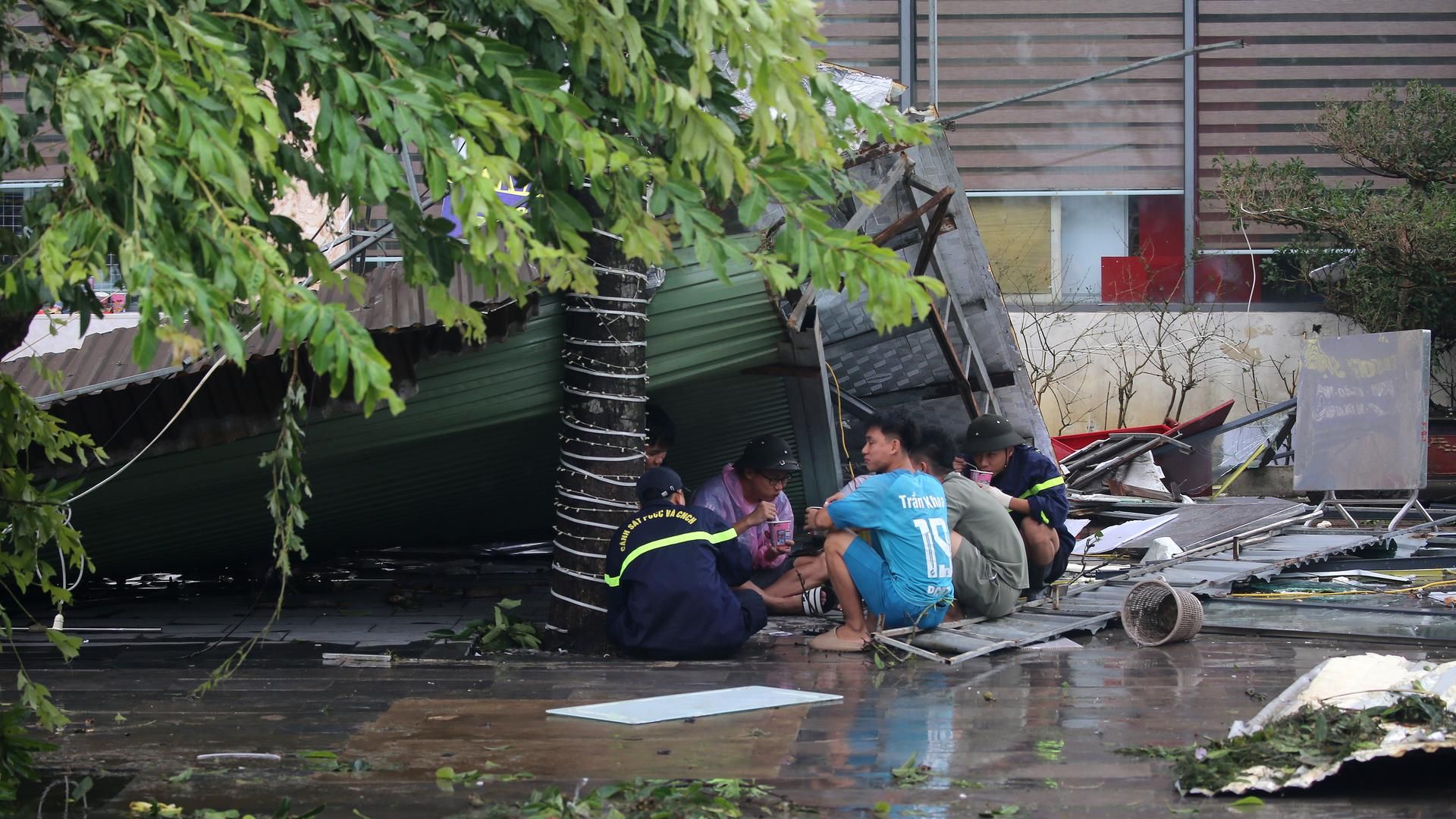 La tormenta, que tocó tierra con vientos de hasta 130 kilómetros por hora, ocasionó víctimas mortales