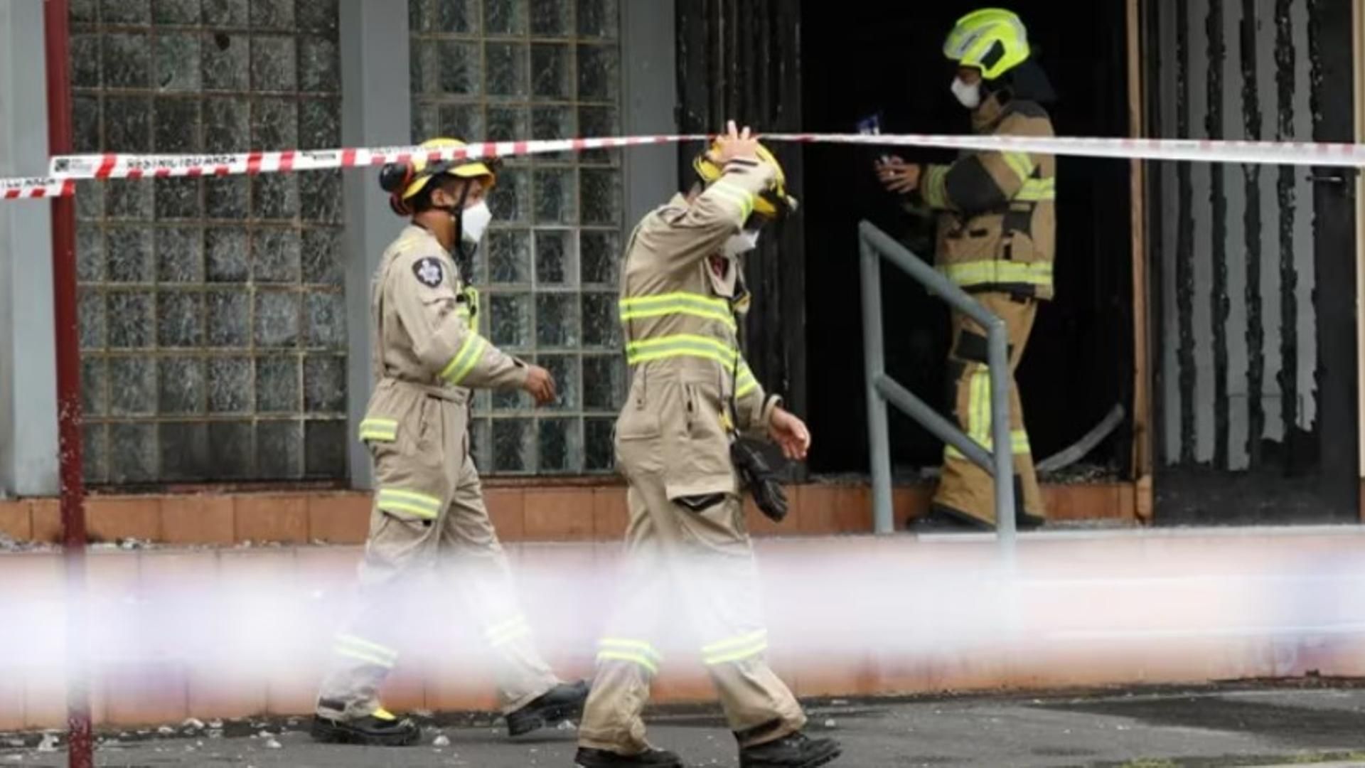 Los bomberos extinguen el incendio provocado  en una sinagoga de la ciudad de Melbourne,  en la madrugada del 6 de diciembre de 2024.