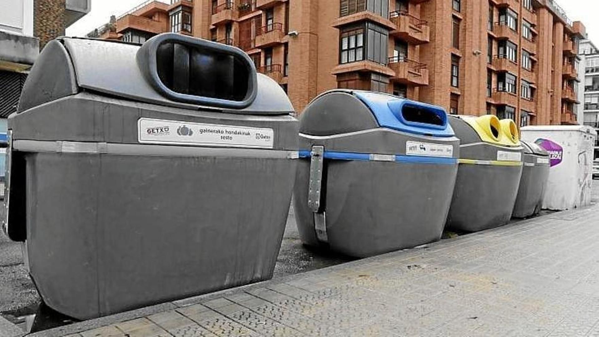 Siete vehículos y varios contenedores quemados