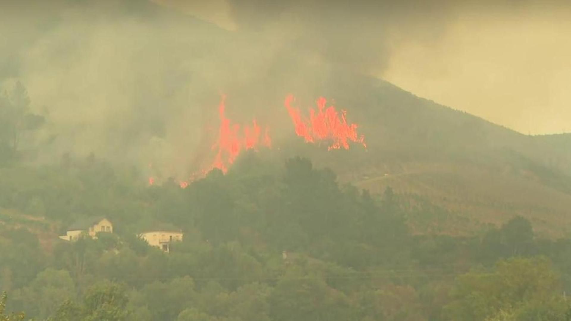 Tornados de fuego y mucho humo en el incendio de A Pobra do Brollón, Lugo