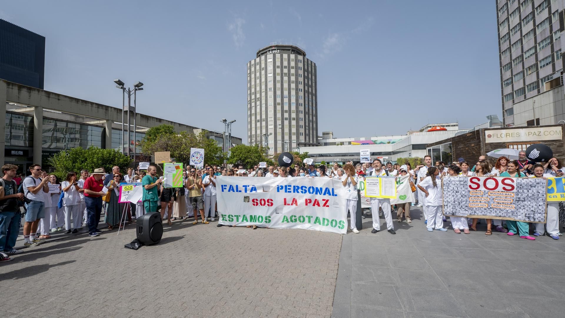 Trabajadores del Hospital Universitario de La Paz de Madrid sostienen pancartas, durante una huelga de 24 horas