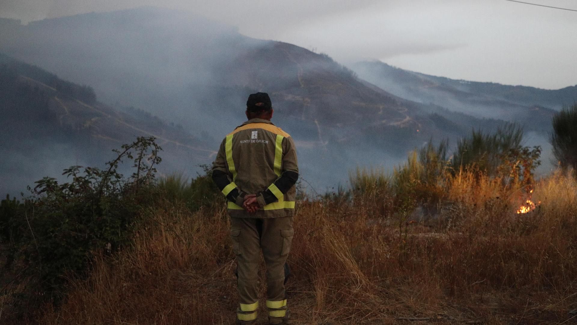 Tres fuegos activos en Galicia, donde preocupa el de A Pobra do Brollón, en Lugo