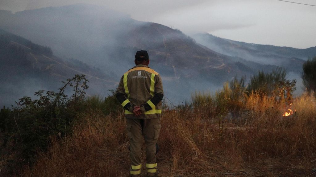 Tres fuegos activos en Galicia, donde preocupa el de A Pobra do Brollón, en Lugo
