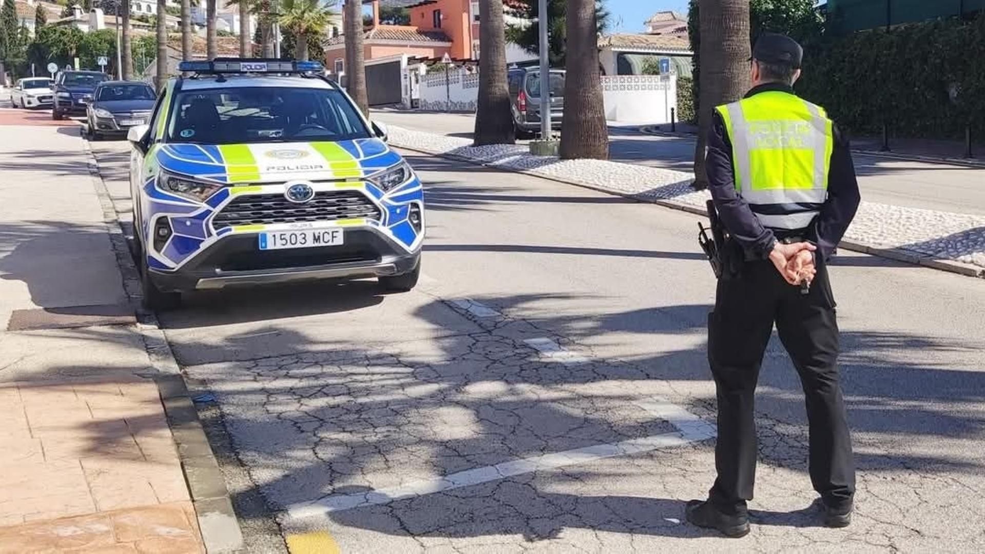 Un hombre agrede a su madre con alzhéimer y amenaza de muerte a sus hermanos antes de intentar apuñalar a un policía en Málaga