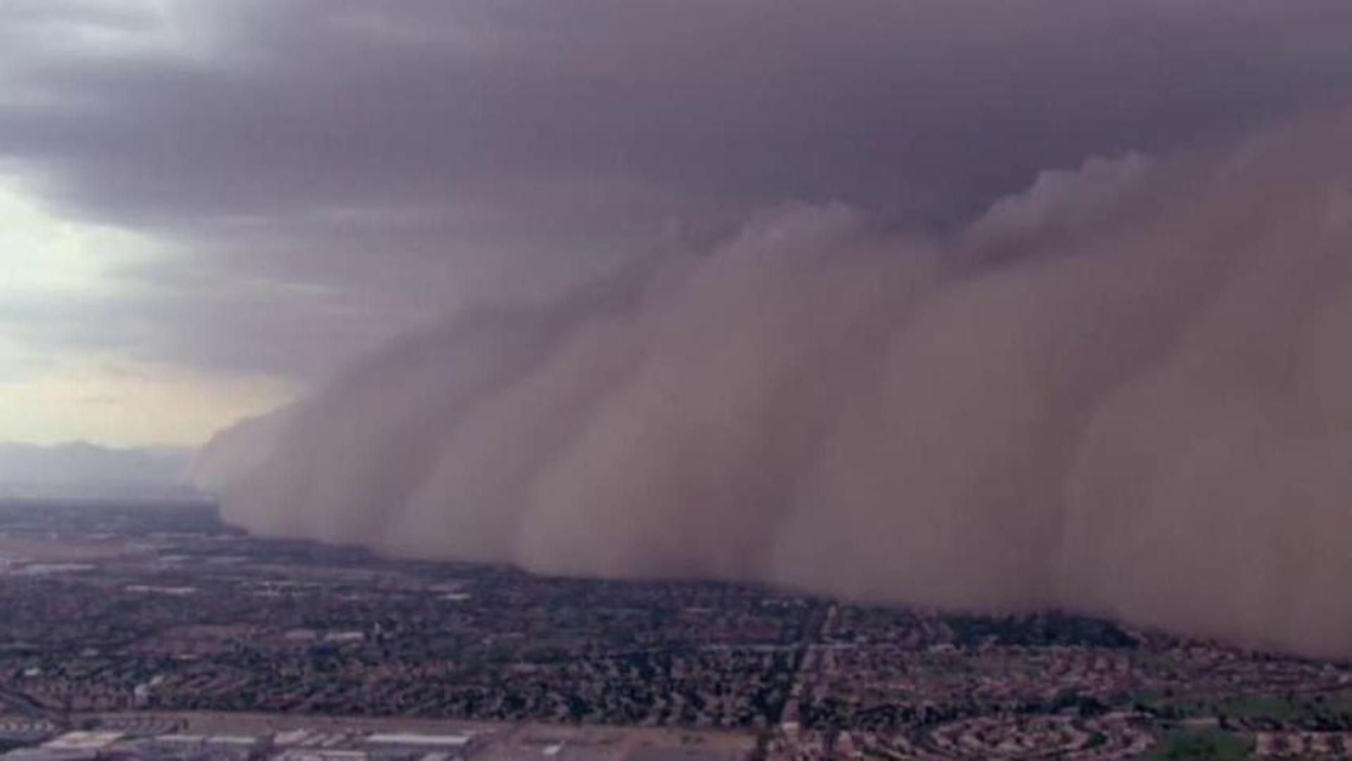 Una enorme tormenta de arena engulle la ciudad de Phoenix dejando el aeropuerto bloqueado y miles de personas sin electricidad