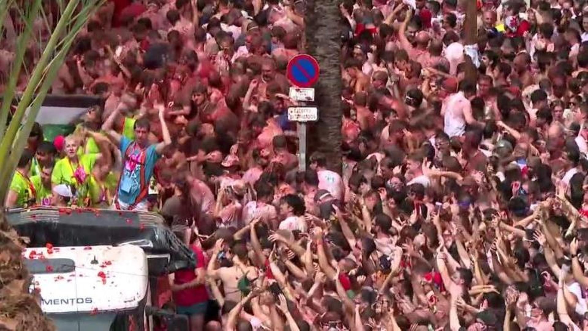 Buñol se embadurna de rojo un año más en su Tomatina, con el lema 'tomaterapia' dedicado a los afectados por la DANA