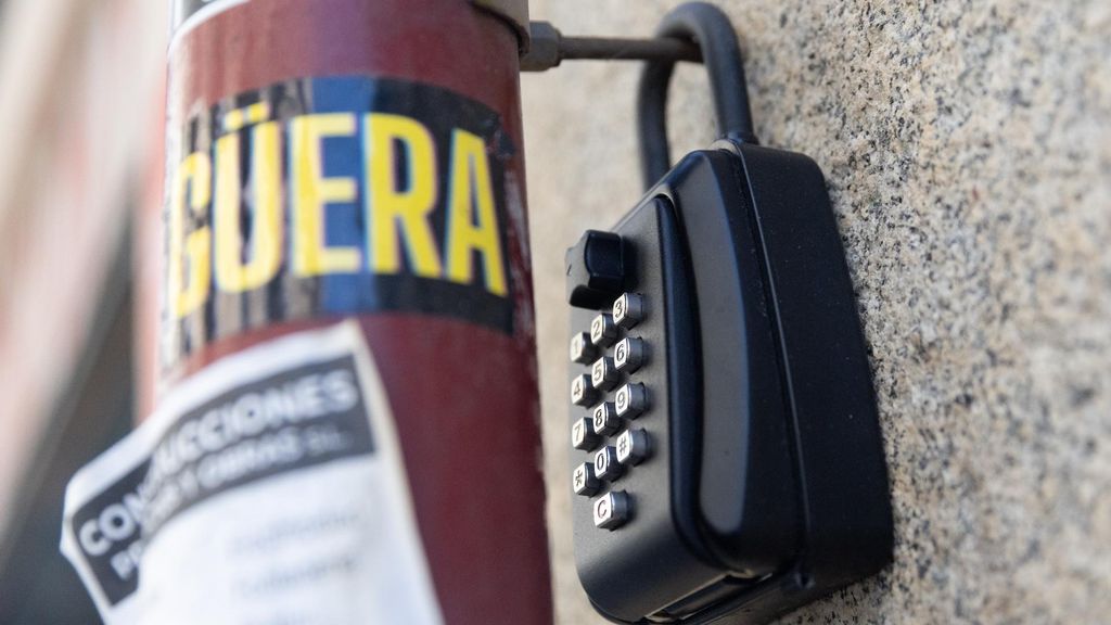 Caja de seguridad con llaves de un piso de alquiler turístico en Madrid