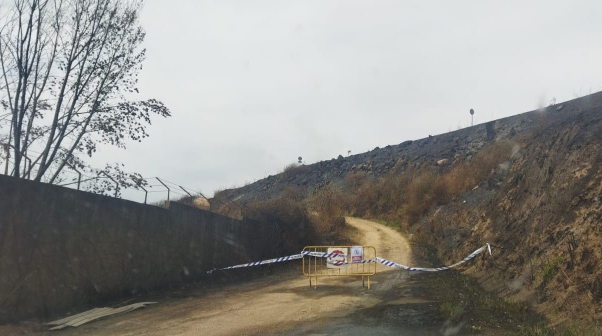 Carretera de acceso al vertedero de A Rúa, que sigue ardiendo después de 12 días
