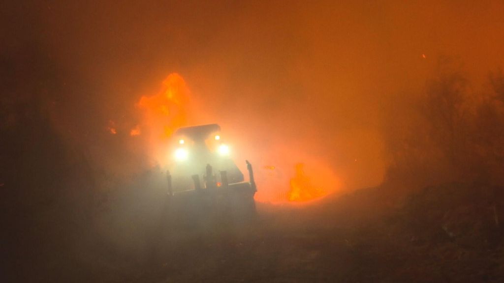 El impresionante momento en el que el conductor de un buldócer escapa de las llamas en Galicia