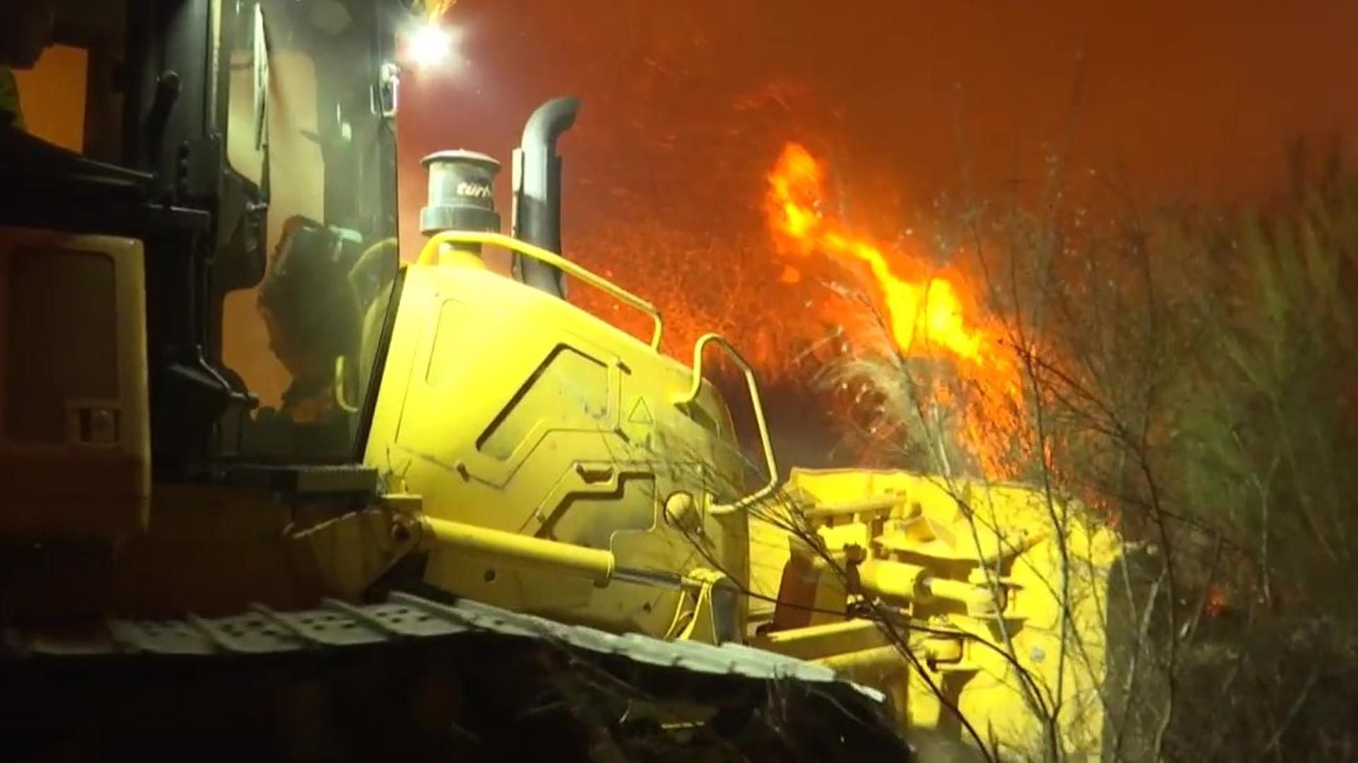 El conductor de un buldócer se juega la vida en las labores de extinción del incendio de Sanabria, Zamora