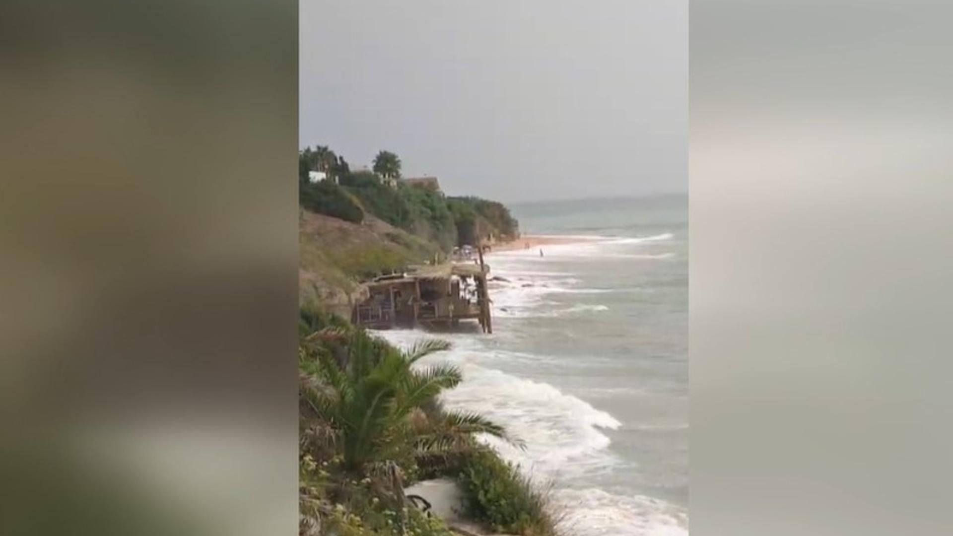 El oleaje destroza un chiringuito en Los Caños de Meca