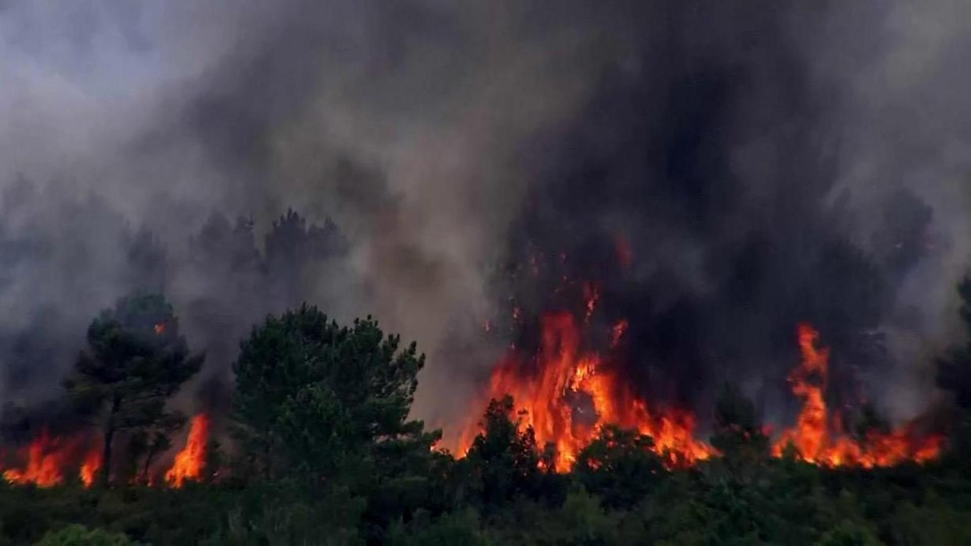 Incendio en Ibias, Asturias: los vecinos fueron evacuados en helicóptero tras quedar atrapados en la carretera