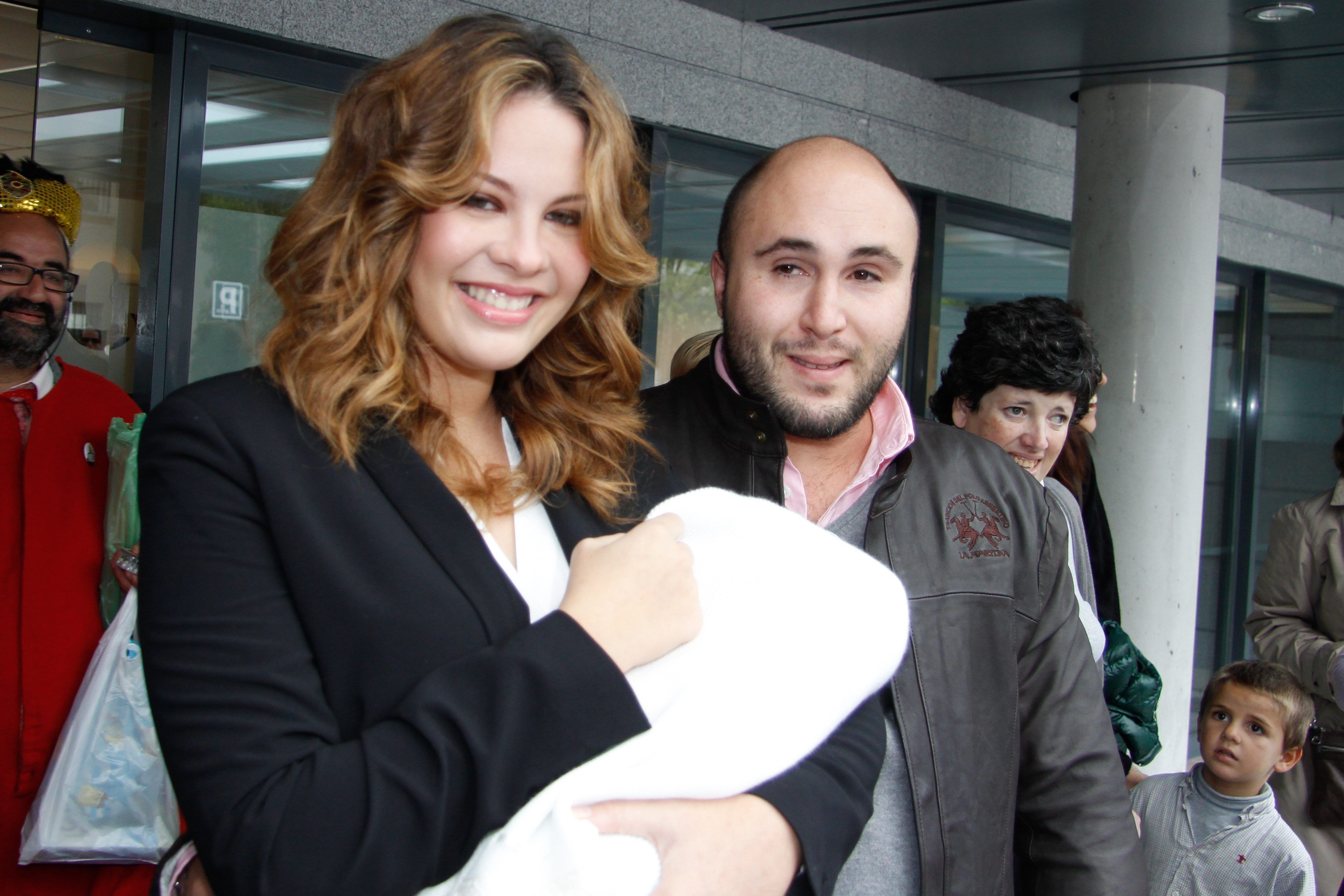 Kiko Rivera y Jessica Bueno a la salida del hospital