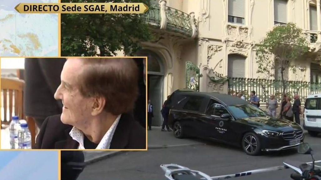 La llegada a la capilla ardiente del féretro de Manuel de la Calva, componente del 'Dúo Dinámico'