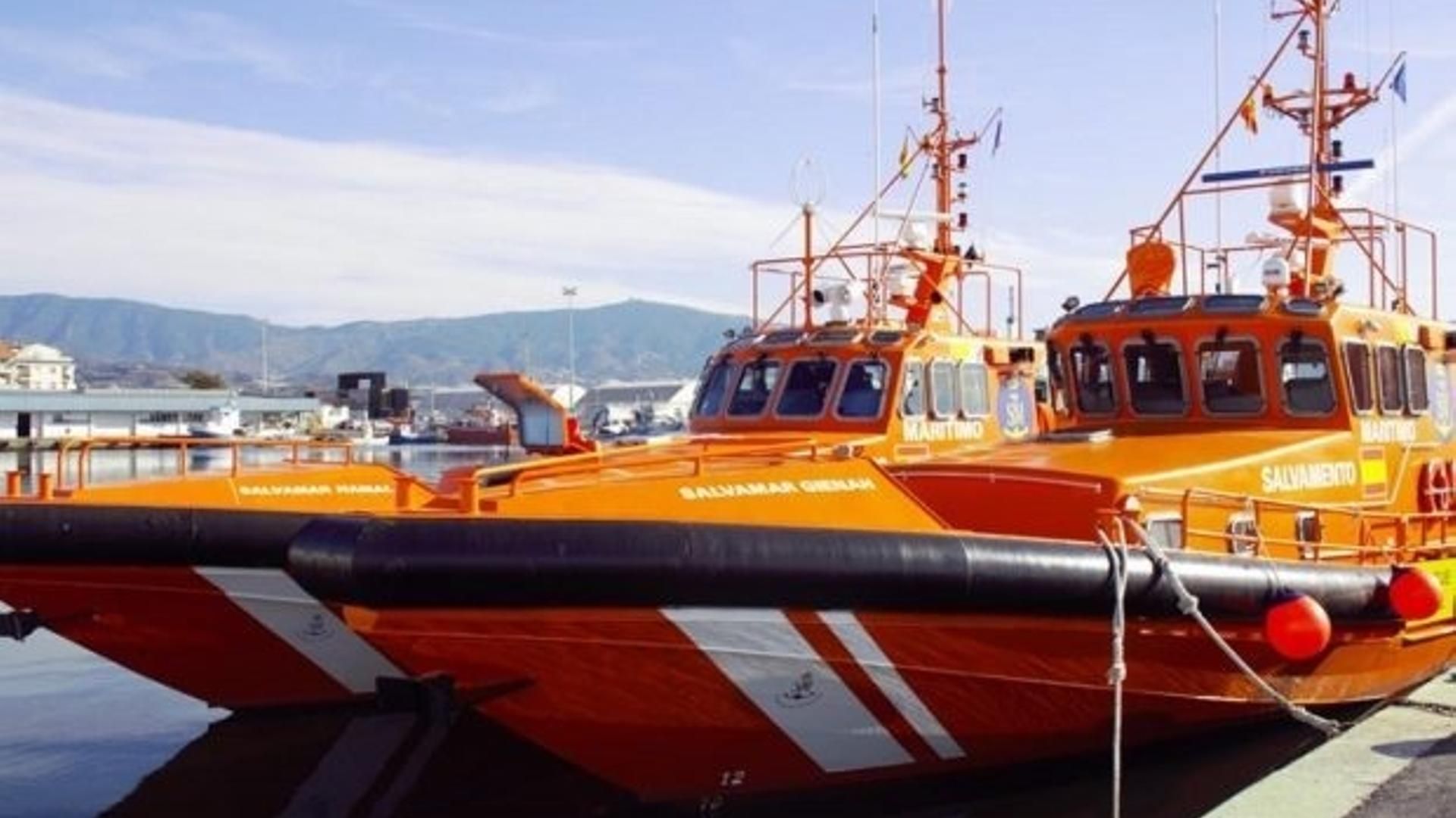 La salvamar Gienah de Salvamento Marítimo intervino en el rescate de los tres magrebíes