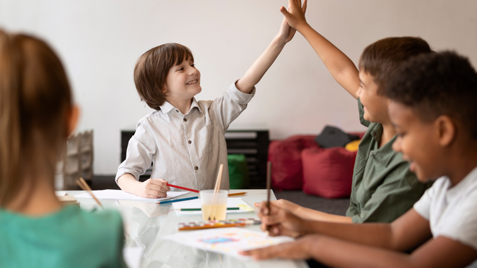 Los estudiantes pueden resolver dudas en clase de lo aprendido en casa