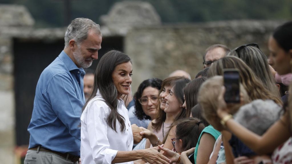 Los Reyes trasladan su apoyo a los afectados por el incendio en Porto, Zamora: Felipe VI escucha los testimonios