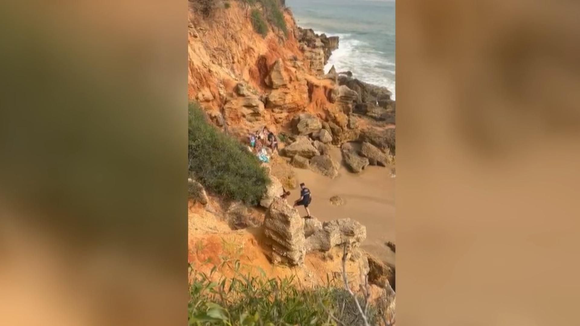 Rescate en Chiclana de un niño pequeño y cuatro adultos atrapados en una calita por el oleaje