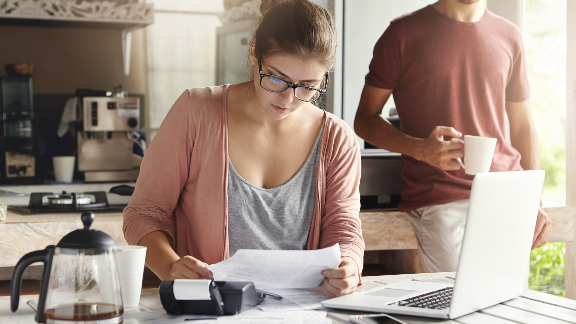 Revisar los gastos semanalmente ayuda a ajustar el presupuesto para no pasarse Revisar los gastos semanalmente ayuda a ajustar el presupuesto para no pasarse