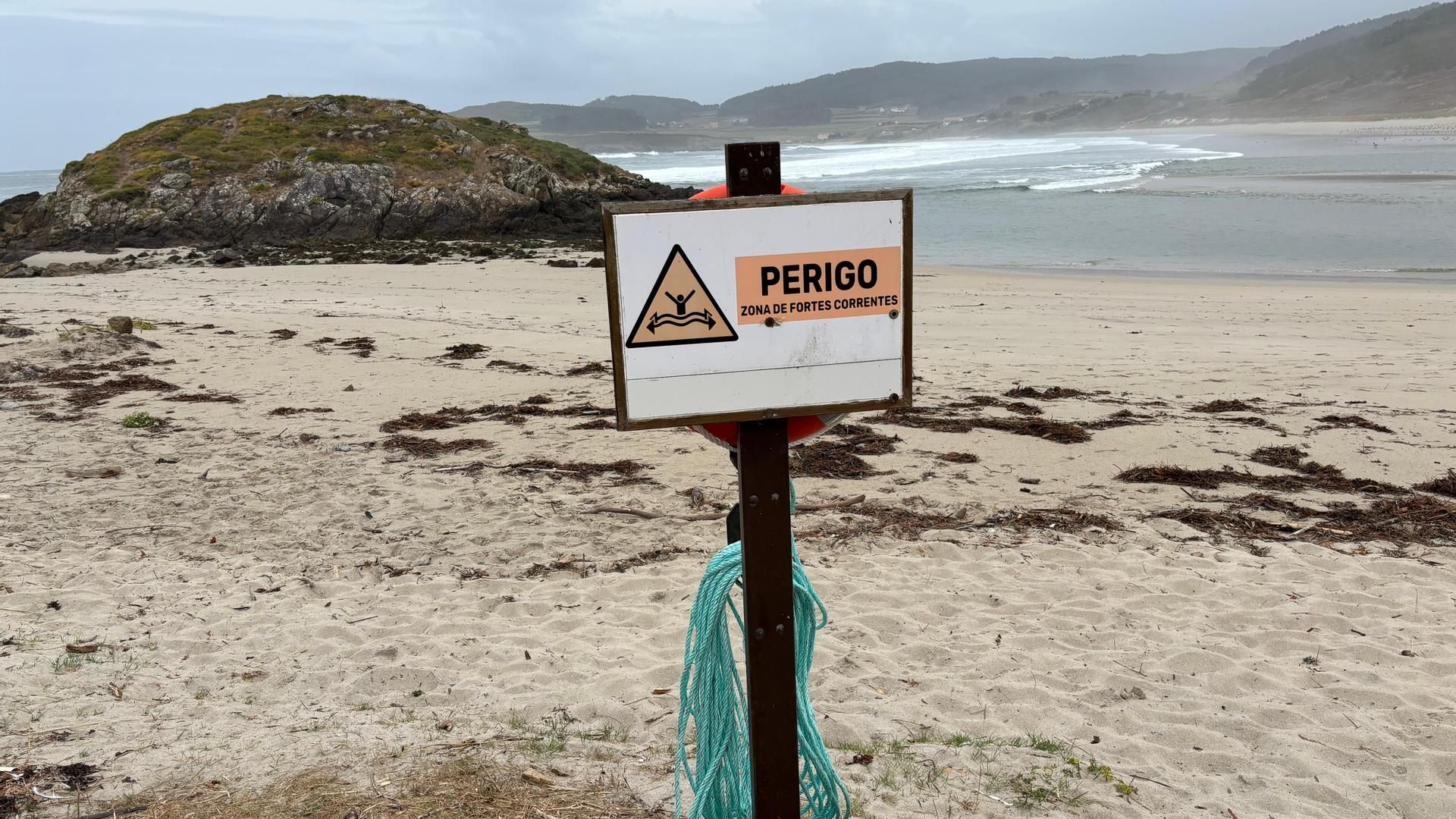 Señal de peligro en la playa de Lires, en Cee