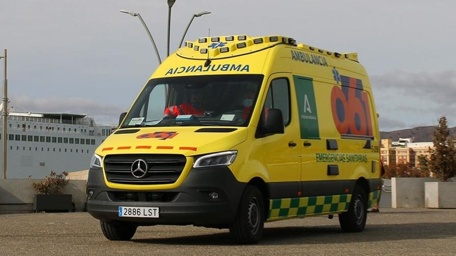 Un hombre de 77 años ha fallecido y una mujer de 26 años ha resultado herida en el incendio de un piso ocurrido en la tarde de este miércoles en Málaga capital, según ha informado el 112, servicio de la Agencia de Emergencias de Andalucía, adscrita la Consejería de la Presidencia, Interior, Diálogo Social y Simplificación Administrativa de la Junta, en una nota.  El teléfono 112 ha recibido sobre las 17,45 horas varios avisos de testigos que informaban de un incendio en un primer piso de un bloque de vivienda situado en la calle Noray, en el distrito Cruz del Humilladero. Indicaban en sus llamadas que podía haber personas atrapadas en el interior del inmueble.  La sala coordinadora ante los hechos ha activado a los bomberos, al Centro de Emergencias Sanitarias (CES) 061, que ha movilizado una UVI, a la Policía Local y a la Policía Nacional.  Los sanitarios han confirmado al 112 que un hombre de 77 años ha fallecido y una mujer de 26 ha resultado herida y ha sido evacuada al Hospital Materno. Los bomberos han precisado que el incendio se ha originado en una de las habitaciones y se ha visto afectado el piso en su totalidad.