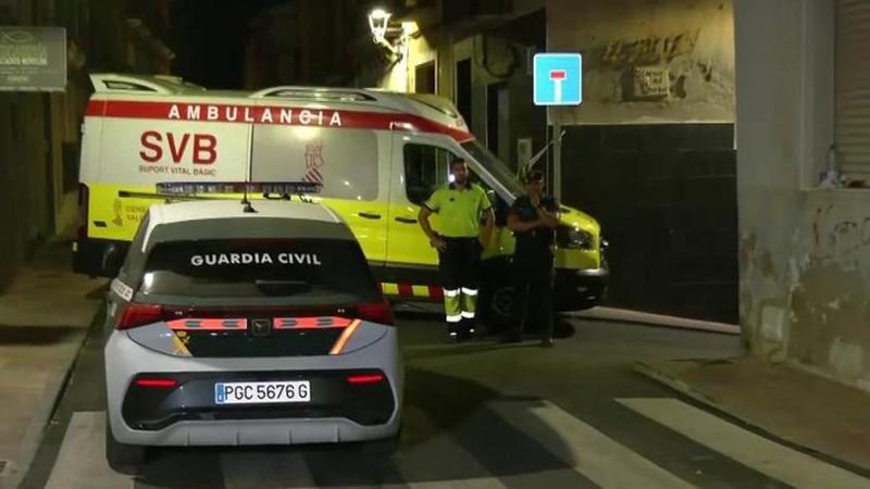 Un joven de 25 años se atrinchera con un arma en su casa en Agost, en ...