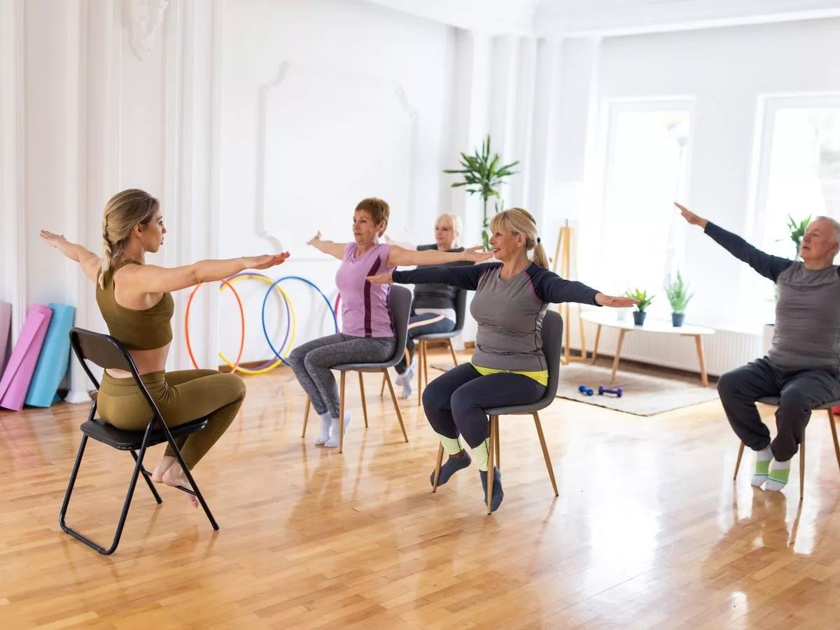 Una clase de chair yoga