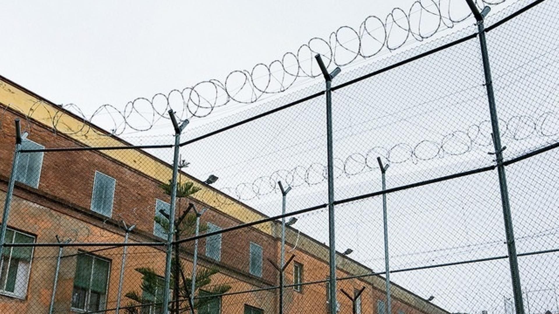 Una joven detenida por su presunta relación con la muerte violenta de un hombre en Calella, Barcelona, se suicida en prisión