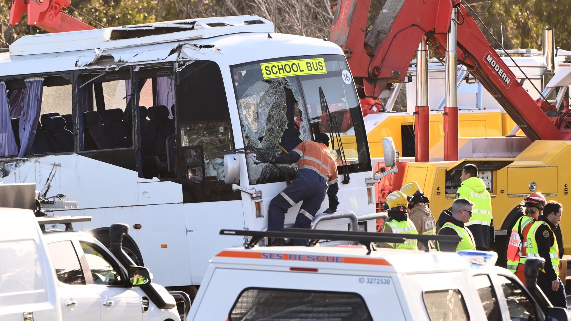 Una niña muerta y una veintena de estudiantes heridos tras el accidente de un autobús escolar en Stoneheaven, Australia
