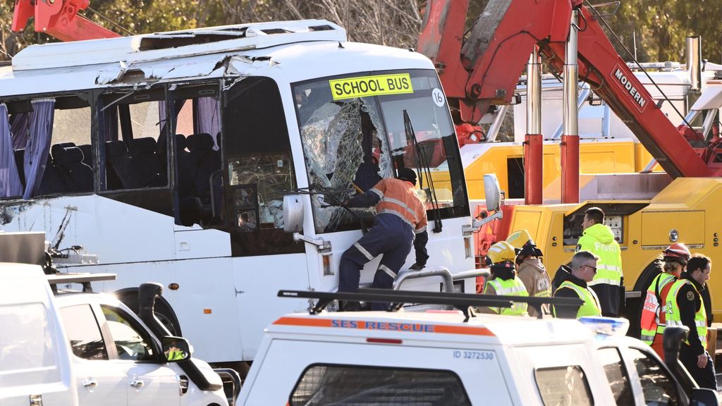 Una niña muerta y una veintena de estudiantes heridos tras el accidente de un autobús escolar en Stoneheaven, Australia