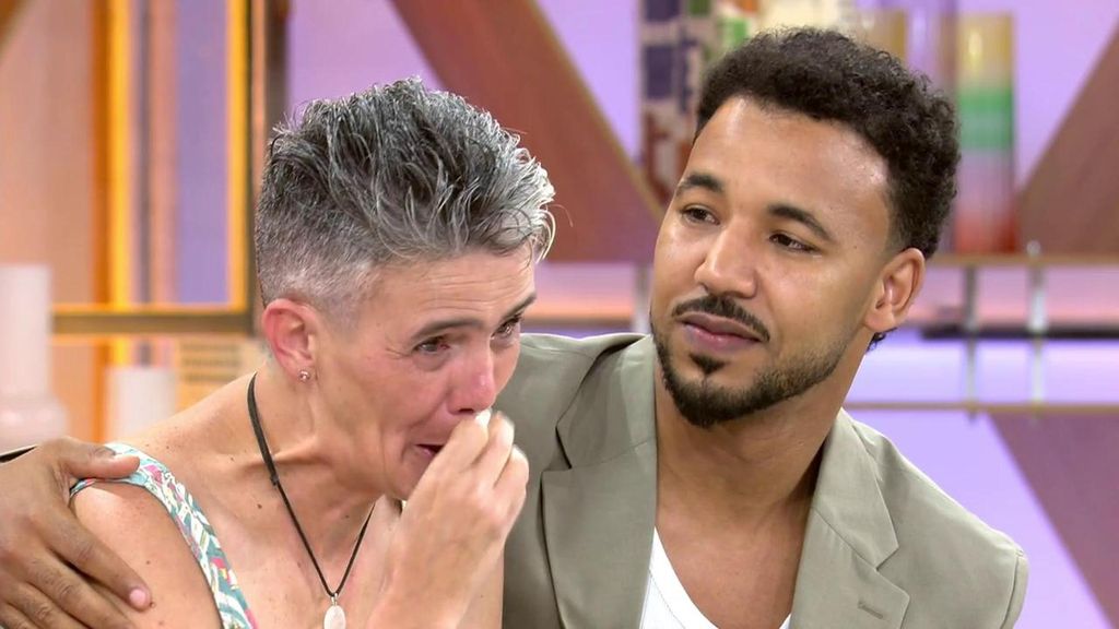 El emotivo reencuentro de un refugiado saharaui con su familia de acogida española: “Nunca me olvidé de vosotros"