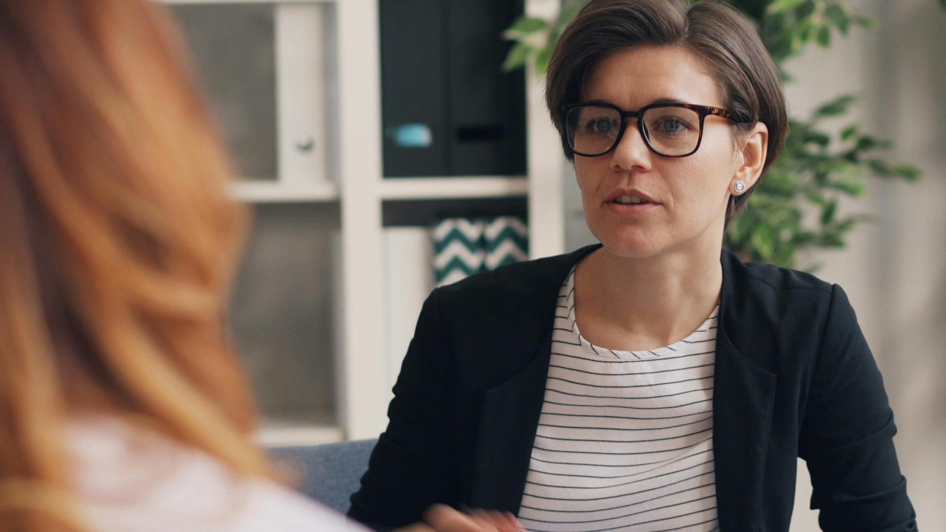 a psicóloga forense Anna Sibel nos ilustra algunos de los puntos más importantes que explican este fenómeno