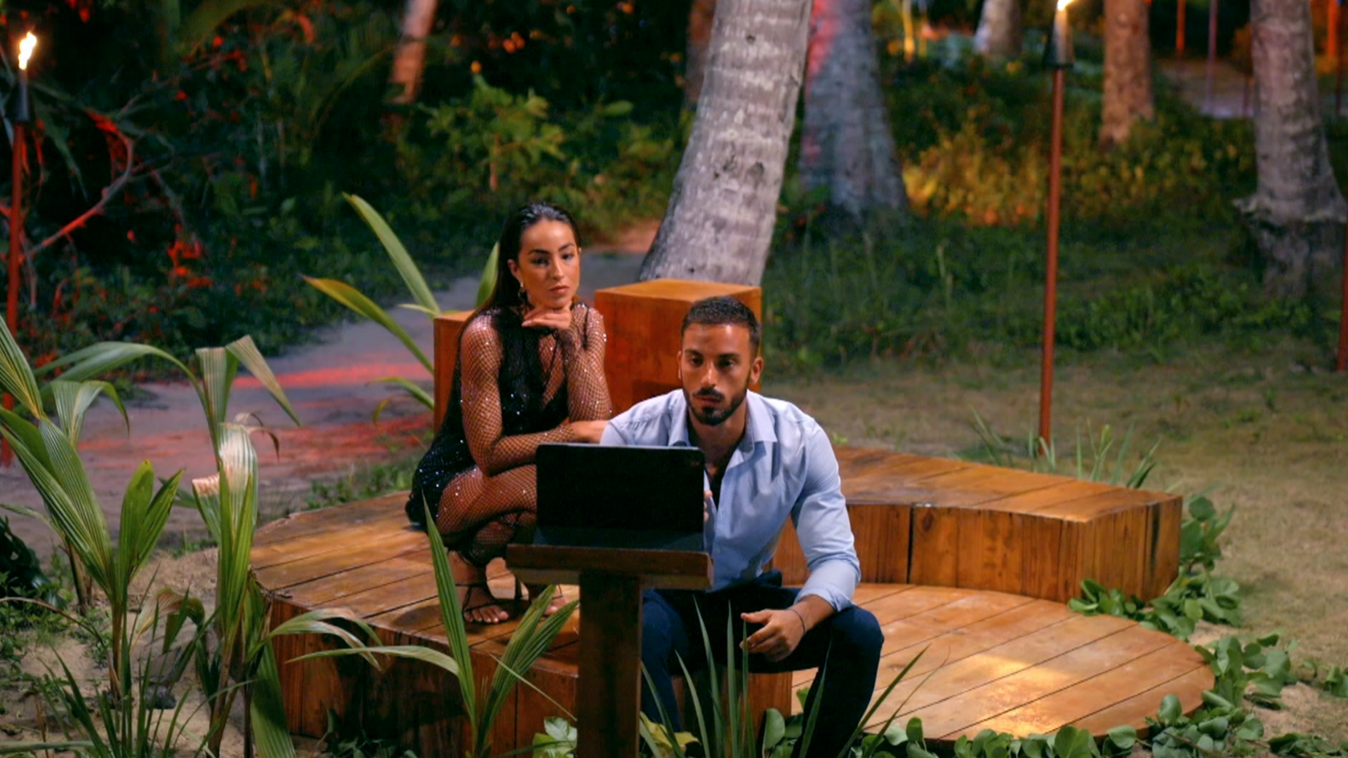 Ana y Borja viendo las imágenes