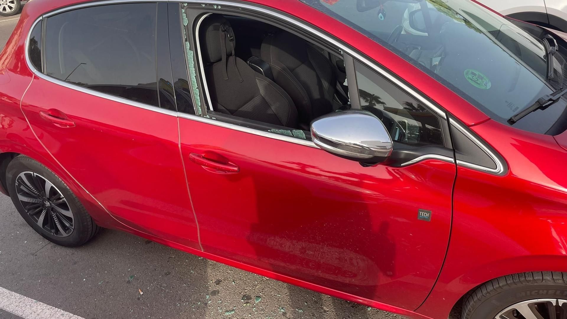 Coche donde ha sido rescatado el menor en Cartagena