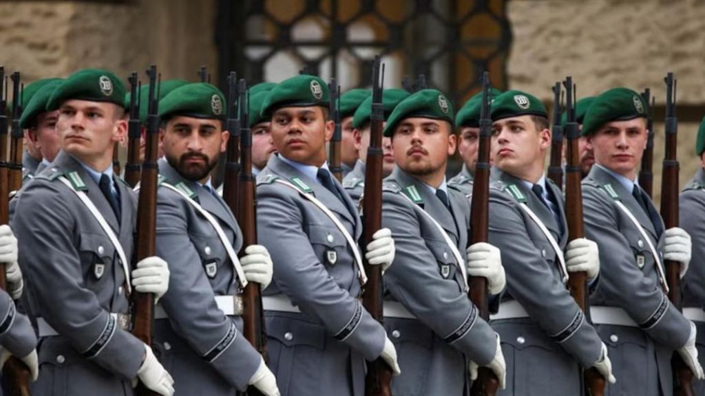 Alemania instaura el servicio militar voluntario, pero no descarta hacerlo obligatorio si no recluta el número esperado